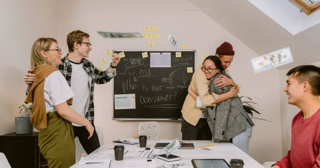 La gestion stratégique de la marque revêt une importance capitale dans le paysage commercial actuel, où la concurrence est rude. Elle constitue le fondement de la confiance et de la fidélité des clients et ouvre la voie à une réussite à long terme. En créant méticuleusement une marque qui trouve un écho auprès de votre public cible et en vous démarquant efficacement de vos concurrents, vous établissez une identité unique qui capte le cœur et l'esprit des consommateurs. En outre, la gestion stratégique de la marque permet aux entreprises d'accroître la notoriété de leur marque, ce qui favorise la croissance et les possibilités d'expansion. Elle vous permet de façonner la perception des clients, en veillant à ce que votre marque soit associée à l'excellence et à la fiabilité. Par essence, la gestion stratégique de la marque est la boussole qui guide les entreprises vers un avenir prospère, en favorisant la fidélité des clients et en leur donnant une longueur d'avance sur la concurrence.