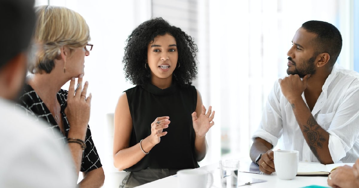 S’engager dans les meilleures pratiques de service à la clientèle implique une véritable écoute active des commentaires des clients, qu’ils proviennent du passé ou se produisent en temps réel. Incorporez des phrases qui démontrent votre compréhension et font écho à leurs préoccupations en utilisant vos propres mots. Personnalisez vos réponses pour qu’elles correspondent à l’état émotionnel de chaque individu, en ajoutant une touche personnalisée qui résonne profondément. En maîtrisant cette compétence, vous pouvez créer un lien profond qui va au-delà des interactions transactionnelles, favorisant la confiance et la fidélité dans chaque relation client.