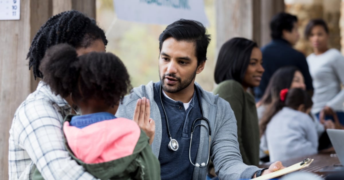 La création d'une communauté en ligne pour les patients existants est une stratégie clé de marketing des médias sociaux pour les médecins. Partagez des photos des coulisses d'événements tels que des voyages de mission médicale pour donner aux adeptes une fenêtre sur la culture et les valeurs de votre cabinet. Mettez en avant les infirmières, les assistants médicaux et les réceptionnistes qui se sont distingués pour rendre hommage à votre équipe. Répondez aux commentaires et aux messages des patients en faisant preuve d'une attention et d'un intérêt sincères. Vous pouvez également organiser des concours pour des services gratuits afin d'accroître l'engagement et le nombre d'adeptes. L'objectif est de créer une communauté dynamique au sein de laquelle les patients se sentent impliqués. Ce sentiment de connexion peut améliorer la fidélité et la rétention dans le cadre d'une stratégie globale de médias sociaux pour les cabinets médicaux. L'engagement des patients doit aller de pair avec l'attraction de nouveaux patients en ligne.